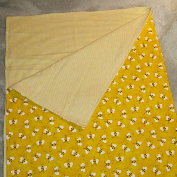Yellow Bee Baby Blanket - Picture 5 of 7